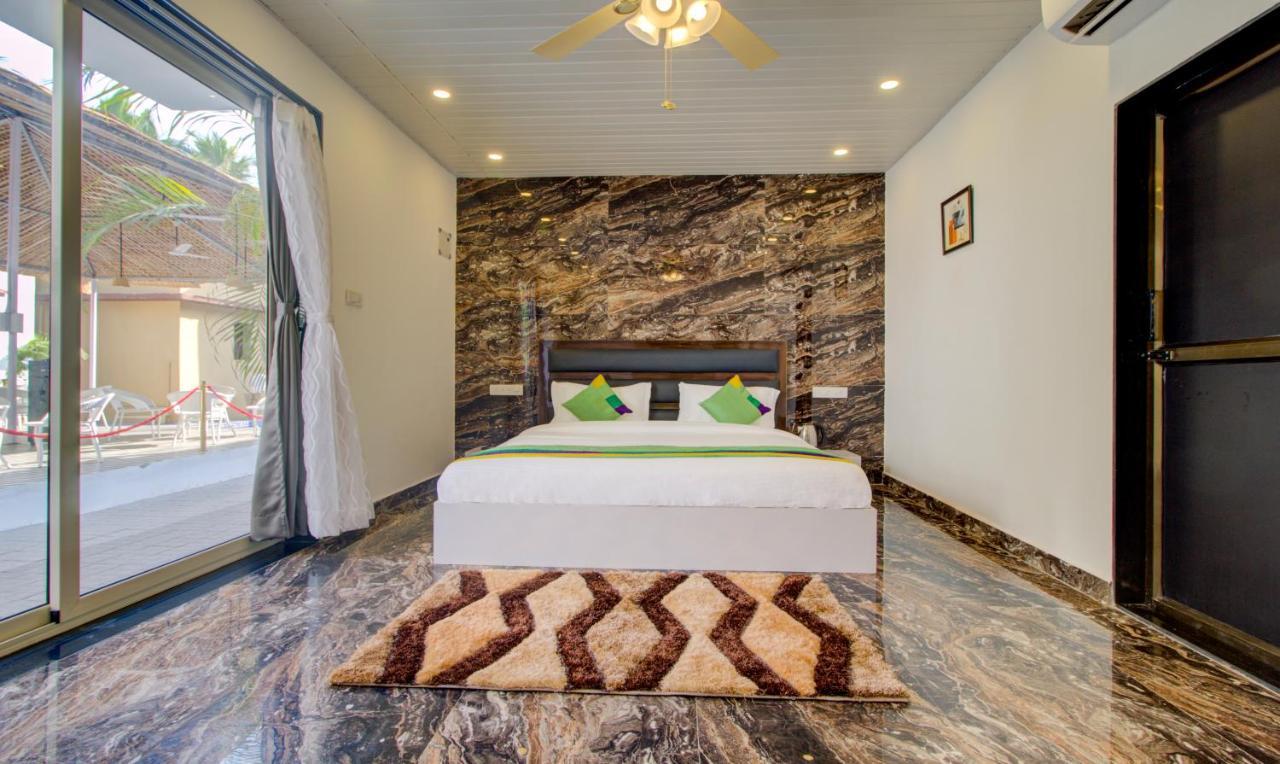 Treebo Code Red Hotel Morjim Exterior photo